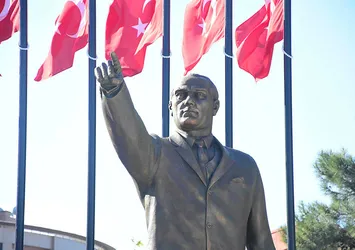 Atatürk'e benzemeyen heykel yenilendi