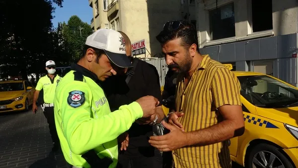 taksimde-turistlerden-rezil-hareket-ehliyetsiz-yakalandilar-once-polislerin-fotograflarini-cekti-sonra-rusvet-1656660362922.jpg Taksim’de turistlerden rezil hareket! Ehliyetsiz yakalandılar: Önce polislerin fotoğraflarını çekti, sonra rüşvet teklif etti - 5