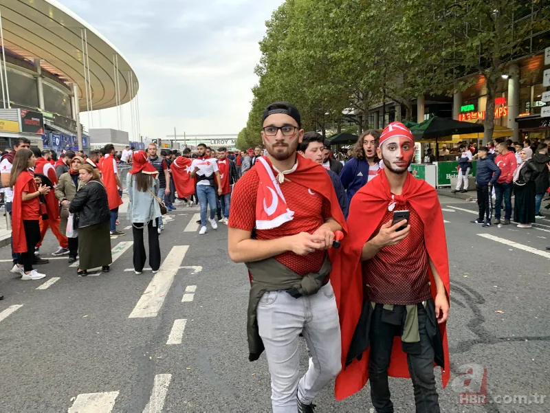 Fransa - Türkiye maçı öncesi Türk taraftarlar Paris'i inletti 4