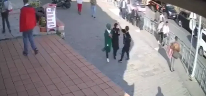 Karaköy'de başörtülü gençlere çirkin saldırı! Görgü tanıkları yaşananları anlattı...