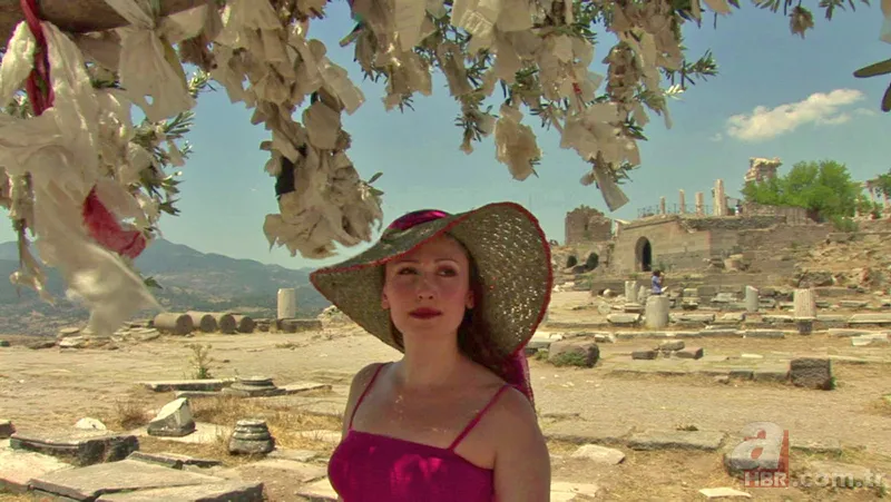 Yalı Çapkını’nın fettan yengesi İfakat’ın başından geçenler hüngür hüngür ağlattı! Mert Ramazan Demir ve Afra Saraçoğlu’nun başrolünü paylaştığı hikaye gerçekmiş! Gülseren Budayıcıoğlu anlattı 17