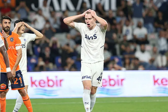 Fenerbahçe Teknik direktörü Vitor Pereira’dan Başakşehir maçı için özeleştiri: Normal şartlarda oynamış olsaydık...