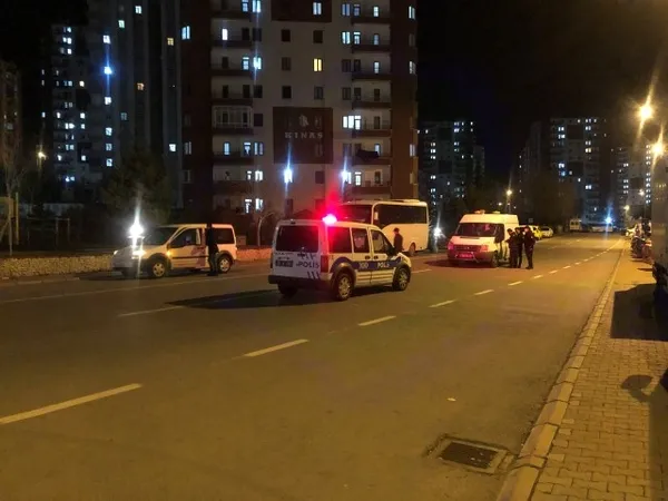 Kayseri'de bomba paniği! Yol kenarındaki şüpheli çanta polisi harekete geçirdi - 1