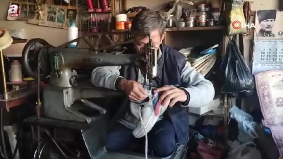 Hayatını ayakkabı tamir ederek kazanıyor