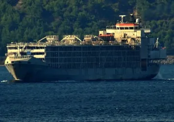 İzmir'de denizi kirleten gemi bulundu