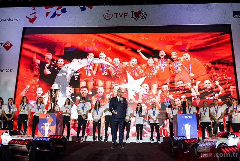 Filenin Sultanları Avrupa zaferini doyasıya kutladı! Melissa Vargas "Malatya bulunmaz eşin" türküsüyle coştu! İşte o anlar... 17