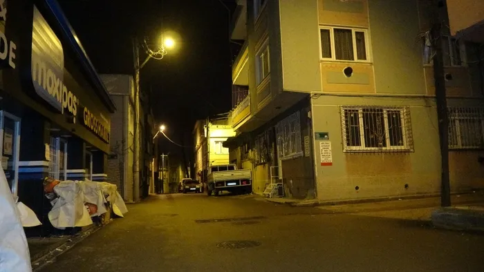 bursada-trafikte-dehsete-dusuren-anlar-satirla-saldirdigi-anlar-kamerada-1646640264985.jpg Bursa’da trafikte dehşete düşüren anlar! Satırla saldırdığı anlar kamerada - 4