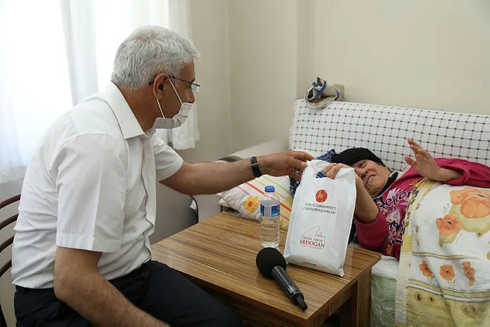 Başkan Erdoğan’ın emanetini belediye başkanı teslim etti! Yaşlı çift: Allah başımızdan eksik etmesin - 1