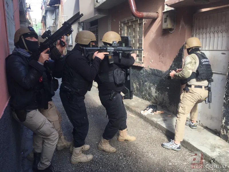 Adana’da zehir tacirlerine gündüz vakti film sahnelerini aratmayan operasyon! 11 zanlı yakalandı 12