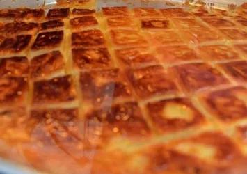 Bu börek için kuyruğa giriyorlar