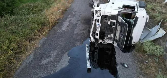 Afyonkarahisar’da sıcak asfalt yüklü tır devrildi