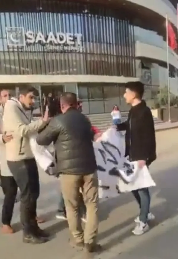 6li-koalisyon-isi-demokrasi-kemal-kilicdaroglunu-protesto-eden-genclere-mudahale-1677774251945.jpg 6'lı koalisyon işi ifade özgürlüğü! Kemal Kılıçdaroğlu'nu protesto eden gençlere müdahale - 2