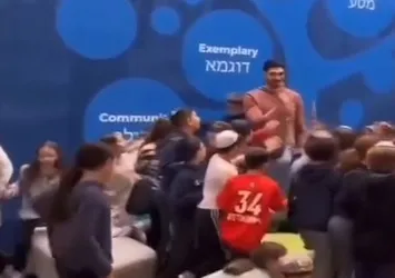 FETÖ'nün evlatlık artığı Enes Kanter'den Yahudi okuluna 'destek' ziyareti!