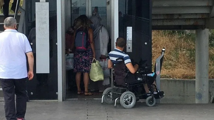 Metrobus Duraginda Engelliye Asansor Ayibi A Haber Son Dakika Gundem Haberleri