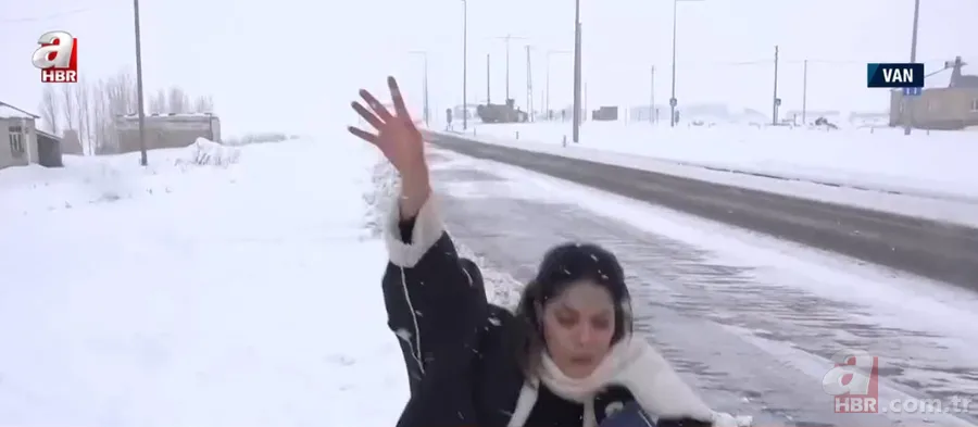 Çanakkale'de yoğun kar ve tipi! Buz pistine dönen yolda zorlu yayın... A Haber muhabiri Tayfun Er son durumu aktardı 23