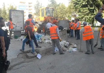Batman'da çöpler polis eşliğinde toplandı