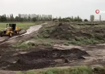 Iğdır'da selin kapattığı yollar açıldı