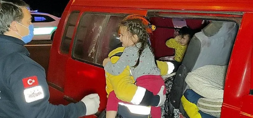 TEM'de feci kaza! Çocuklar ağlayınca fark edildi...