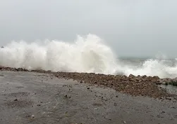 Amasra’da dalgalar restoranların pencerelerine vurdu