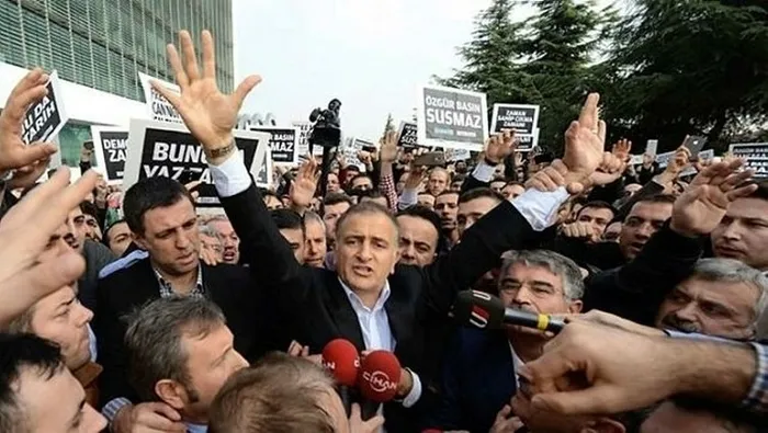 Son dakika: FETÖ firarisi Hakan Şükür’e şok! Babası için 15 yıla kadar hapis cezası istendi