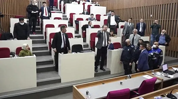 CHP’li Bolu Belediye Başkanı Tanju Özcan’dan bir skandal daha! AK Partili üyeye zorbalık