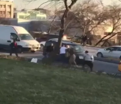esenyurtta-taksici-ve-yolcunun-kavgasinda-yumruklar-konustu-o-anlar-kamerada-1644566255199.jpg Esenyurt'ta taksici ve yolcunun kavgasında yumruklar konuştu! O anlar kamerada - 2