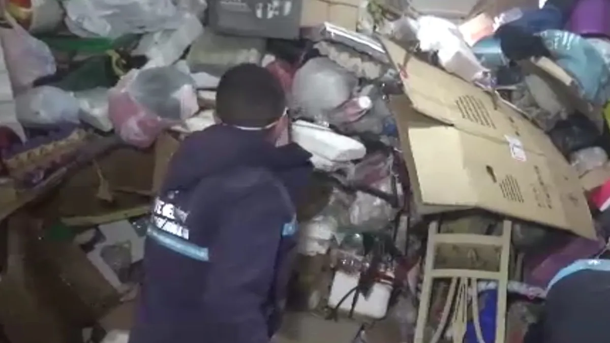 Erzurum'daki çöp ev şoke etti: 25 ton atığı kepçe ile götürmek zorunda kaldılar