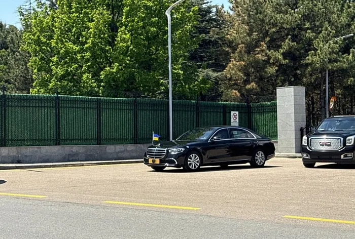 baskan-erdoganin-konugu-volodimir-zelenskiy-ana-gundem-rusya-ukrayna-savasi-1747304924475.jpg Ukrayna Devlet Başkanı Volodimir Zelenskiy Ankara'da Külliye'ye doğru gidiyor. (AA)