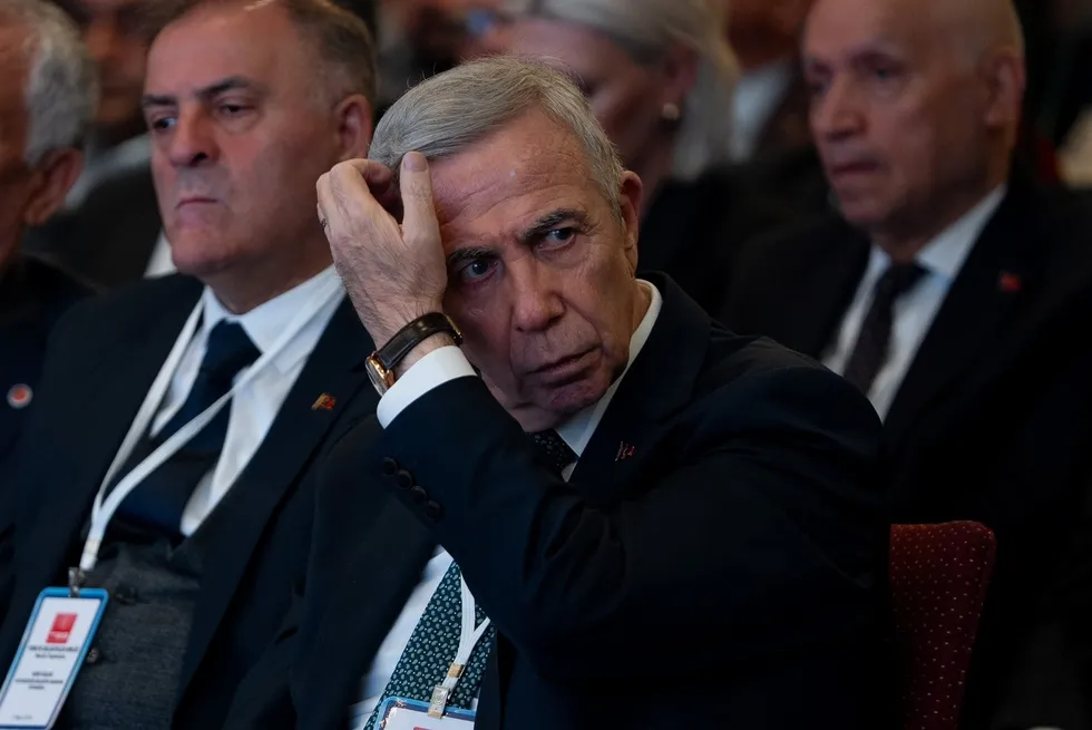 chpde-adaylik-tartismalari-alevlendi-ozelden-imamogluna-kirmizi-kart-mi-1779102460804.jpeg CHP'de adaylık tartışmaları alevlendi! Özel'den İmamoğlu'na kırmızı kart mı? - 2