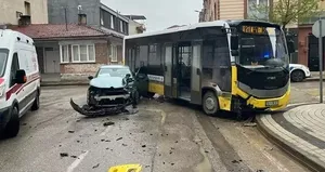 Otomobil, halk otobüsüne çarptı: 3 yaralı