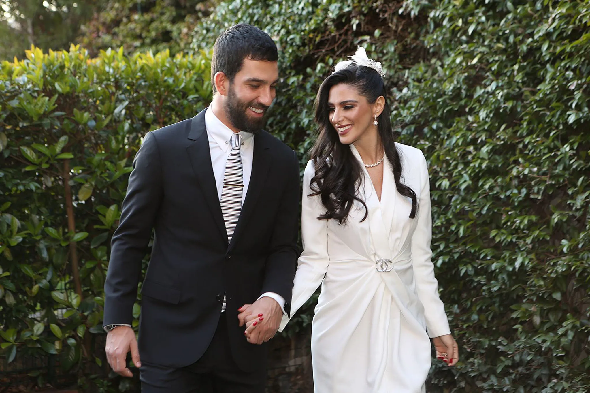 Arda Turan eşi Aslıhan Doğan'a ayaklarını yıkattı