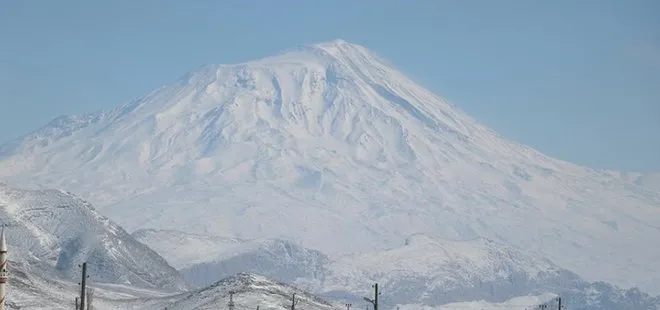 Ağrı Dağı'nda kurtarma çalışması: Araçta mahsur kalan sürücü kurtarıldı