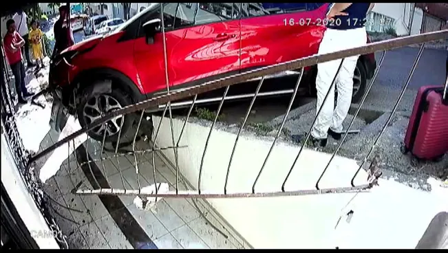 İstanbul’da çocukların ölümden döndüğü kaza kamerada! Son anda kurtuldular - 4