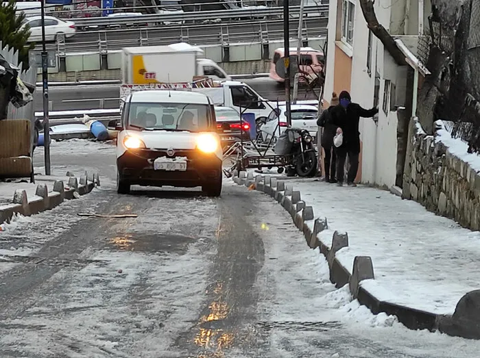İstanbulluların kar çilesi! Şişli'de yollar buz pistine döndü: Yayalar kaldırımları tuzladı - 4