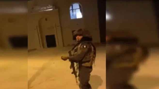 Katil İsrail askerinden Batı Şeria'da camiye ses bombası