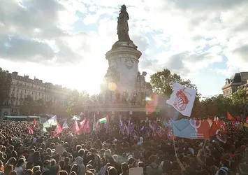 Fransızlar aşırı sağa karşı sokağa indi