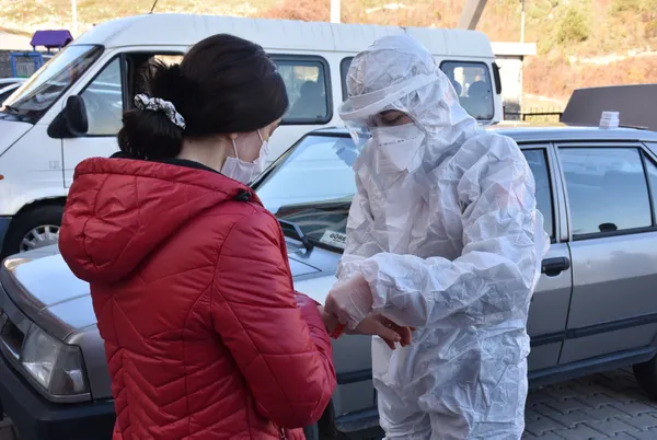 Uygulanmaya başlandı! Bartın’da koronavirüs hastalarına barkodlu bileklik