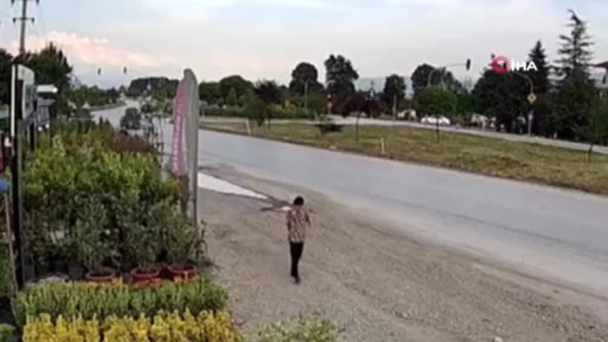 Yolda yürürken kazadan kıl payı kurtuldu