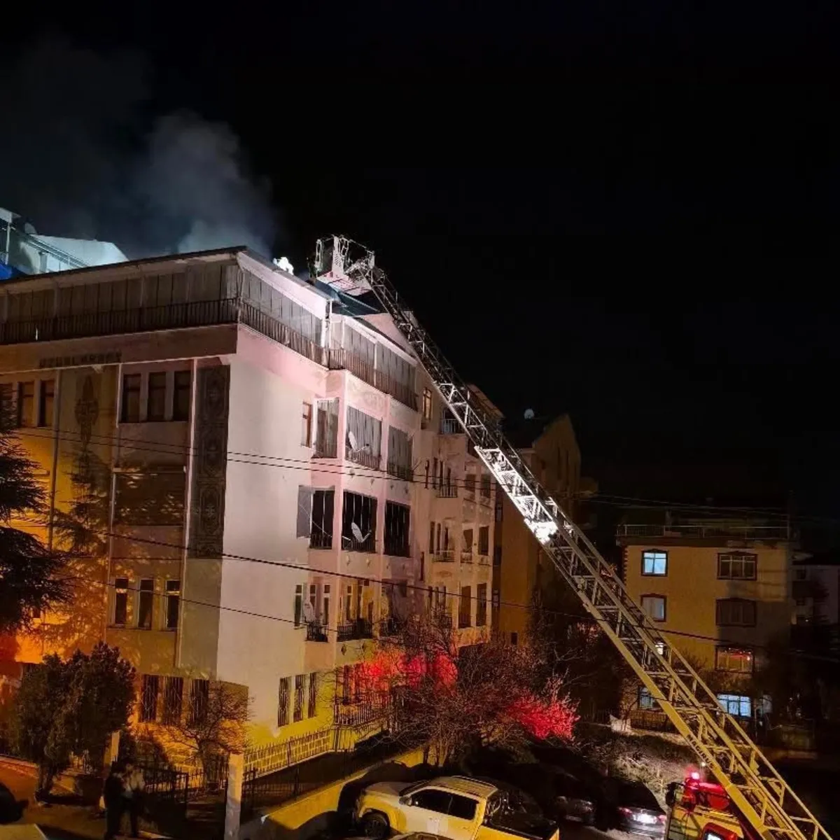 Polatlı'da gece yarısı çatı katı yangını paniğe neden oldu