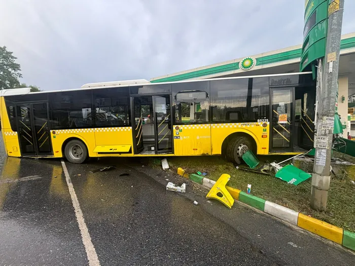 Avcılar'da İETT otobüsü park halindeki araçlara çarptı - 1