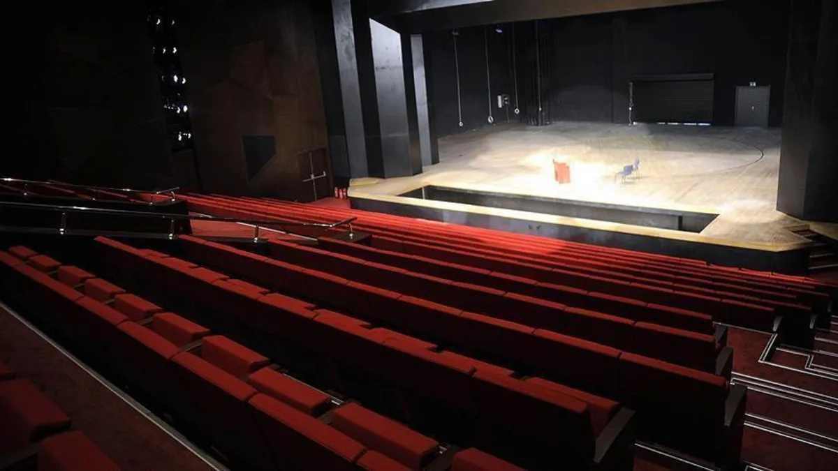 CHP'li belediyenin Tarsus'taki tiyatro kararına büyük tepki! Oyunları iptal ettiler...