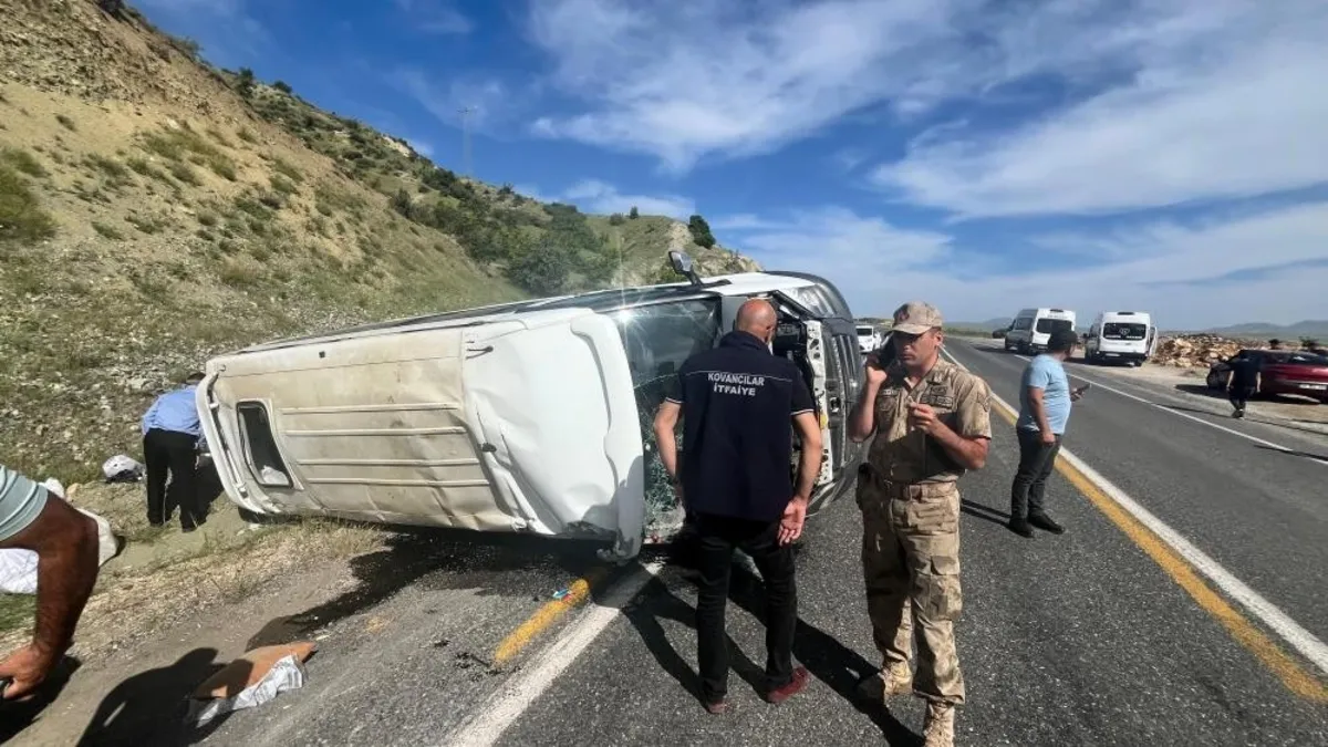 Elazığ'da köy minibüsü takla atıp yan yattı: 3'ü ağır 7 yaralı
