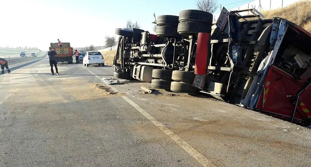 Afyonkarahisar'da otobüs devrildi: 30 yaralı - 2