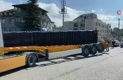 Tırın taşıdığı konteyner yola devrildi