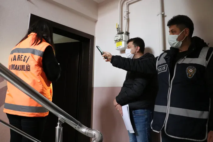 Son dakika: Balıkesir'de koronavirüs vakası görülen evlere not asıldı: Bu konut görüşme ve ziyarete kapalıdır - 1