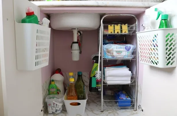 bunlari-mutfak-lavabosunun-altindan-hemen-alin-tehlike-saciyor-1703604358923.jpg Bunları mutfak lavabosunun altından hemen alın! Tehlike saçıyor!