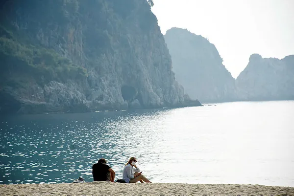 deniz-suyu-sicakligi-19-derece-olculdu-kisitlamadan-muaf-turistler-plajlari-doldurdu-1610289075841.jpg Deniz suyu sıcaklığı 19 derece ölçüldü! Kısıtlamadan muaf turistler plajları doldurdu - 1