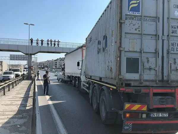 Son dakika: Beylikdüzü'nde üç tır birbirine girdi! Trafik kilitlendi - 1