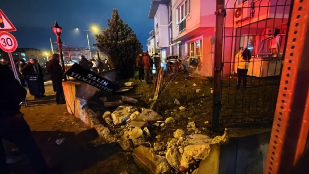 Bursa'da zincirleme kaza: Yol kenarındaki duvara yıkarak bahçeye uçtu