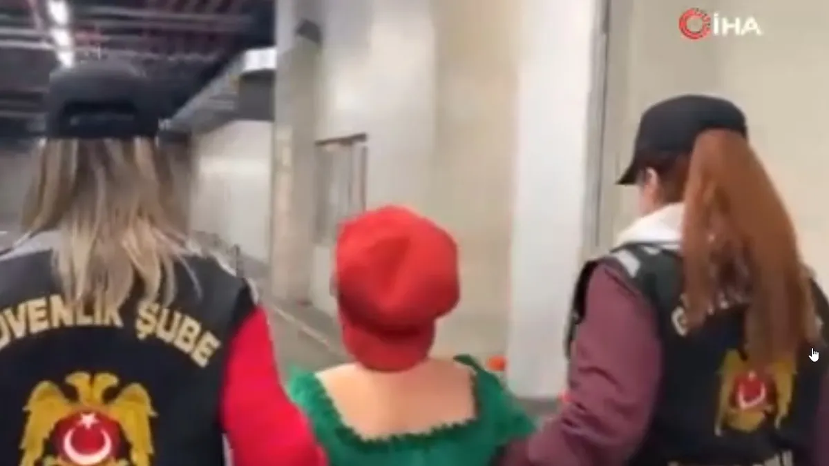 Beyoğlu'nda tepki çeken görüntüler! Tasma taktığı kadını sokakta gezdirdi